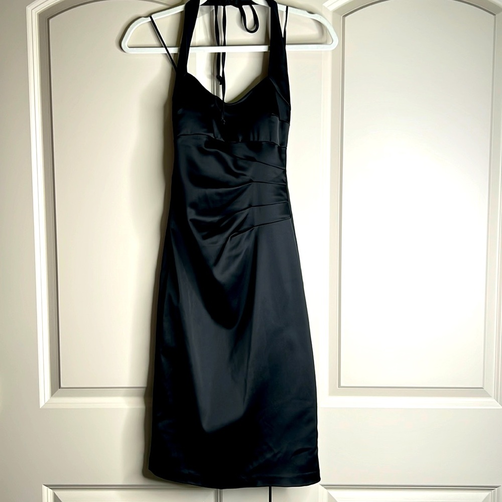 Sexy little black dress. Halter neck. Cache size 4.